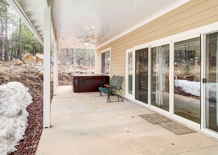 Holiday home W/ Private Hot Tub & Bar